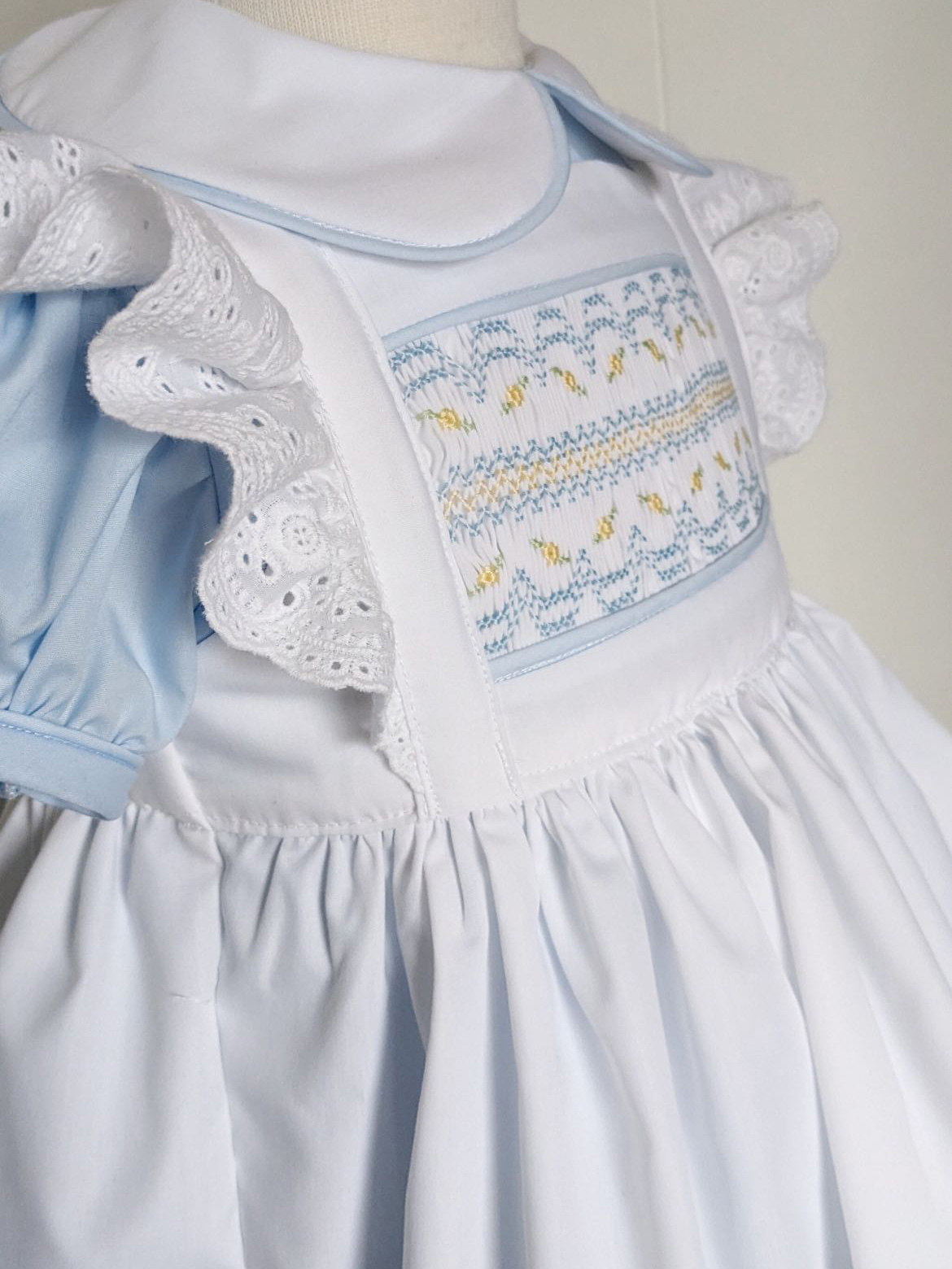 Белое платье со сборками для м – обзор и цена Baby Clothing Dresser