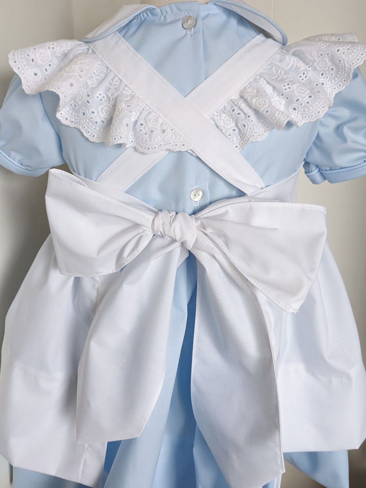 Белое платье со сборками для м – обзор и цена Baby Clothing Dresser